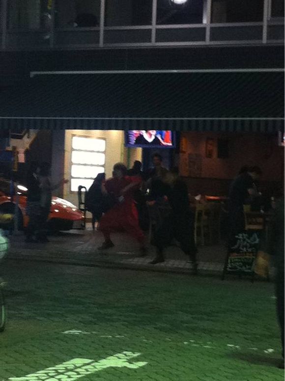 赤坂に新しくできたイケメン居酒屋？なんなのこれ…。オープンな店内から歩道に向かって忍者の服装したイケメンが歌って踊ってます。