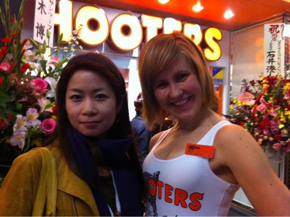 HOOTERSでパツキンのお姉さんと一緒に写真撮ってもらった(^^)