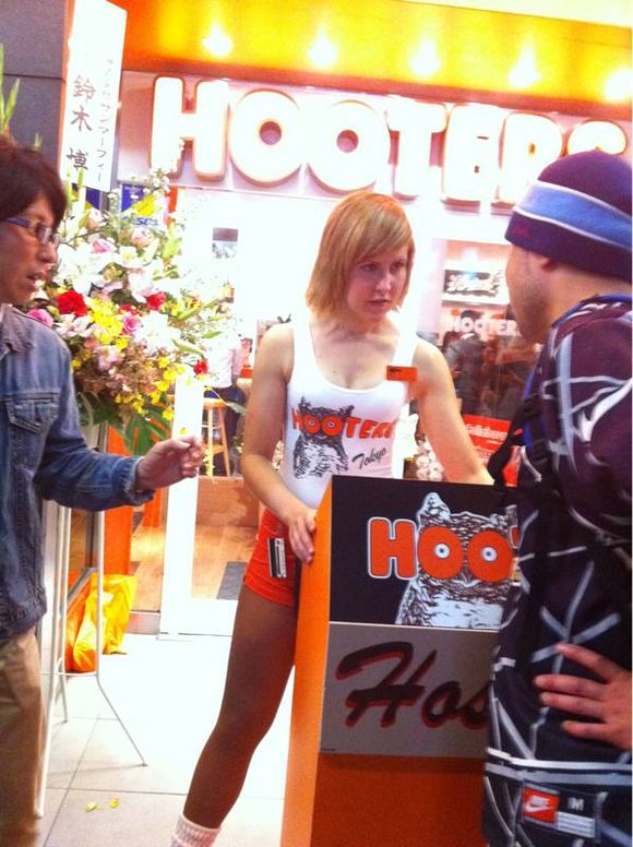 HOOTERSでパツキンのお姉さんと一緒に写真撮ってもらった(^^)