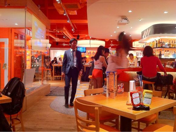 フーターズなう！1時間半並びました。入れた時のパラダイス感は尋常じゃない！