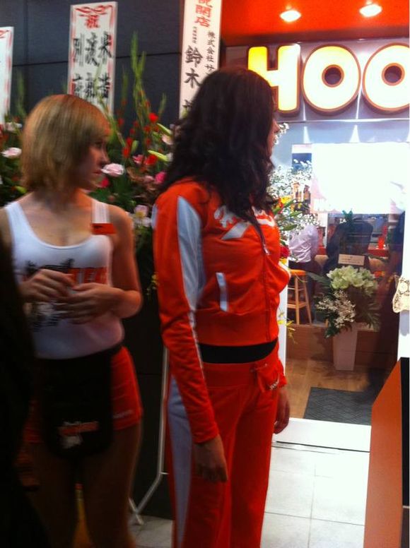 HOOTERSでパツキンのお姉さんと一緒に写真撮ってもらった(^^)