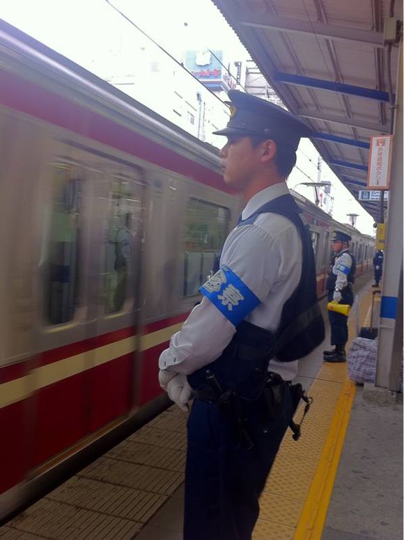 APEC厳戒態勢、たかが京急線にも愛媛からの警官が配備されて、車内のチェックもぬかりない！